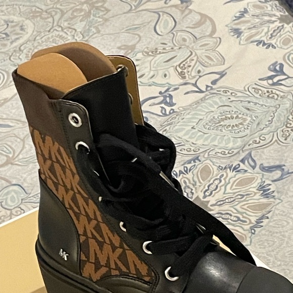 A brand new Michael korse boots in box never worn it was a Christmas present - Picture 6 of 9